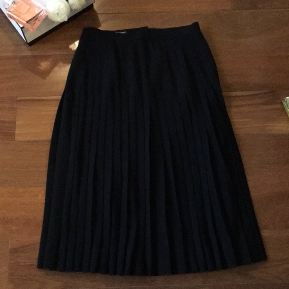 Black Chanel pleated skirt - Picture 2 of 8